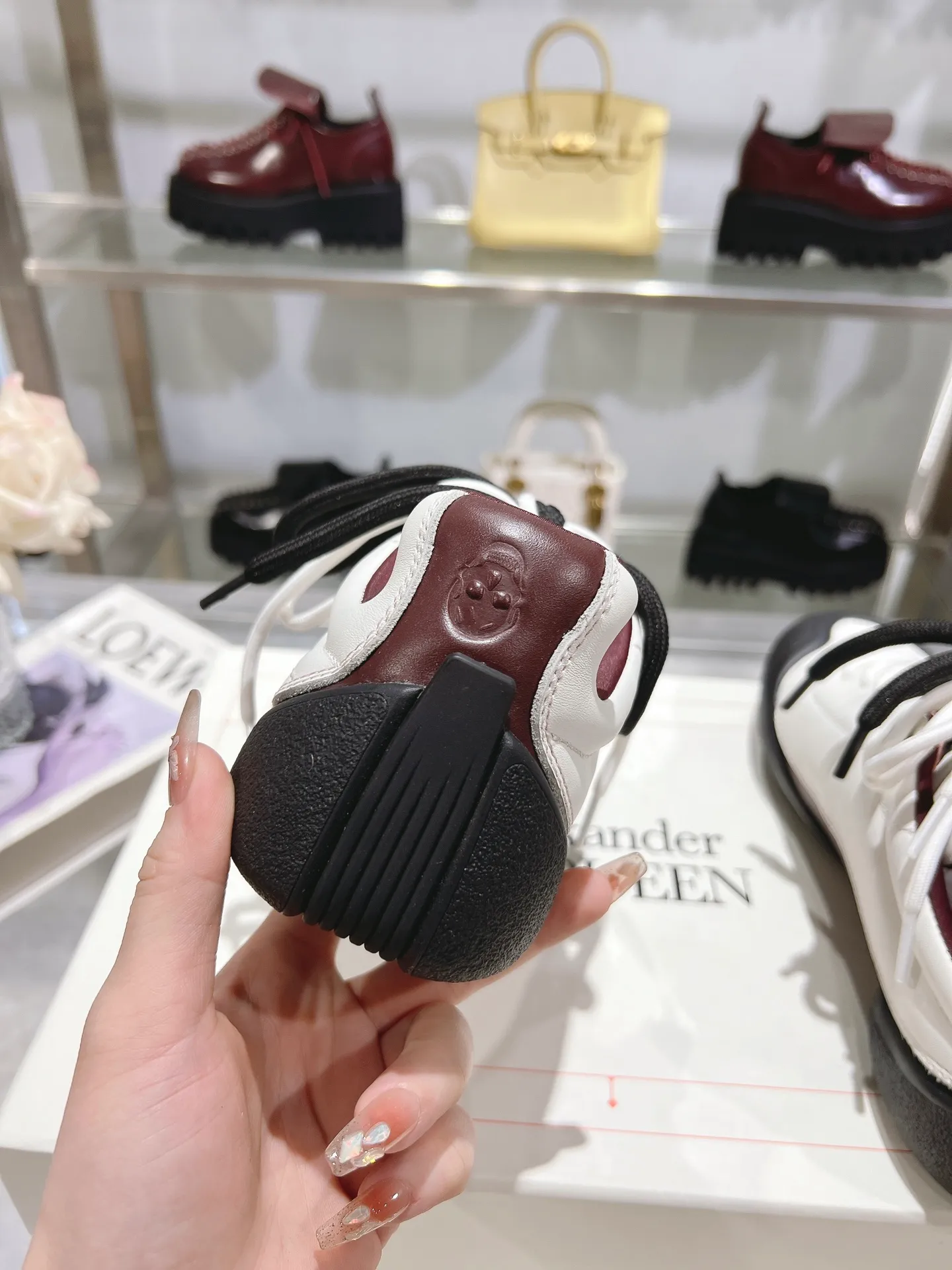 p580💰Couple model 𝐀𝐥𝐞𝐱𝐚𝐧𝐝𝐞𝐫 𝐌𝐜𝐐𝐮𝐞𝐞𝐧#/Alexander McQueen’s latest Flexion series, retro, casual, sneakers, original purchase, development, production, this Flexion Off Low-top sneakers in white grained leather with varying sized laces and an anatomically inspired lightweight segmented sole. The reverse skull pattern is embossed on the heel. Fabric: Original customized imported first-layer cowhide. Lining: Customized imported breathable mesh lining. Sole: Original open-molded non-slip TPU material. Bottom thickness: 2CM. Size: #Female size 35-40 (40 customized, non-refundable) #Men’s code 39-45 (45 customized, non-refundable)